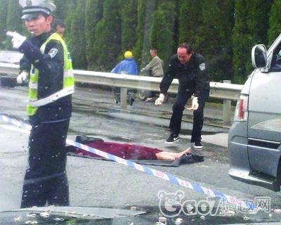 女子遭多车撞击碾轧横尸雨夜 肇事车辆全部逃逸