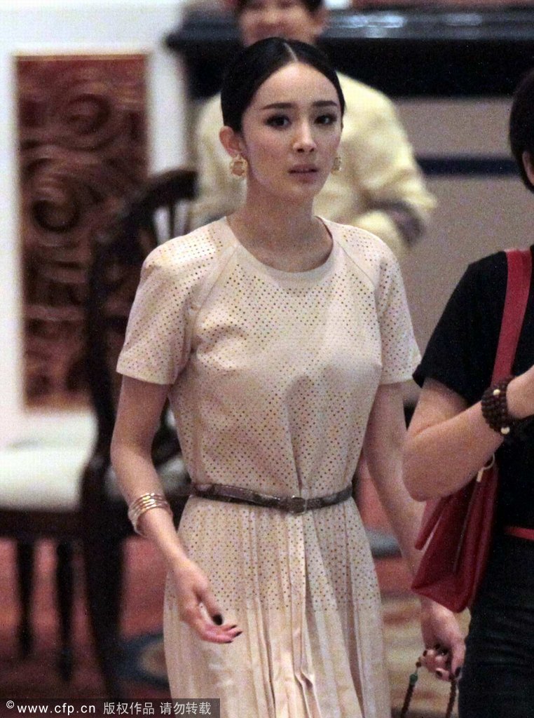 杨幂踩恨天高激瘦吓人 似鞋不合脚走路不便侧