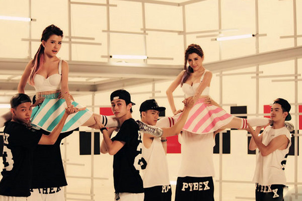 BY2《没理由》MV热播 舞力全开独创铁腿舞