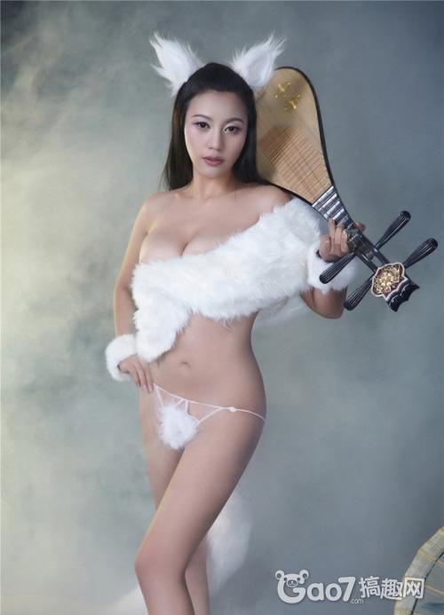 h<em>罩</em>嫩模女狐胸器外露