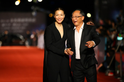 郑秀文低头害羞谢杜琪峰 掉卫生纸出丑